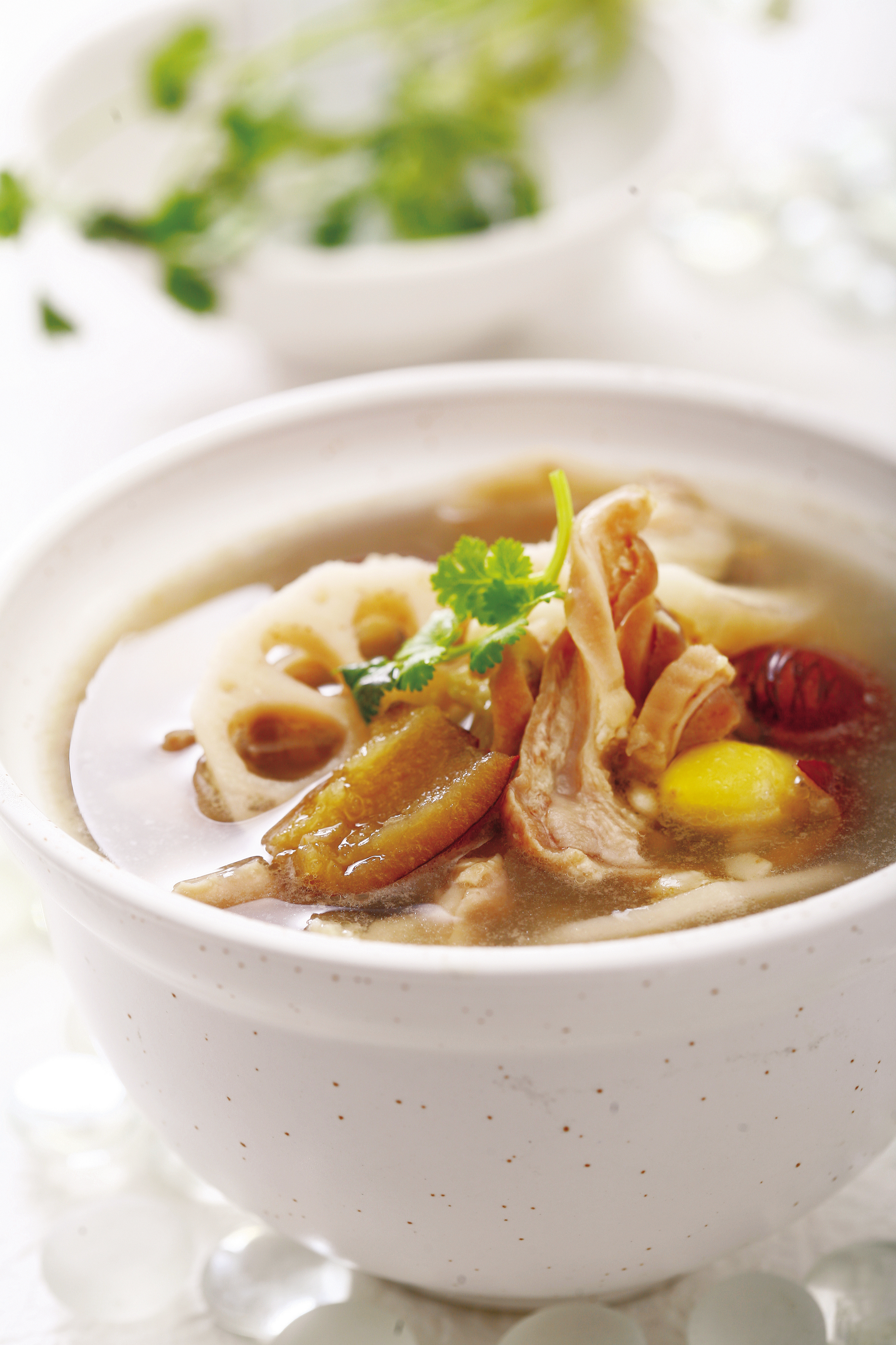 白果猪肚汤白果在宋代被列为皇家贡品,食用白果,养生延年.